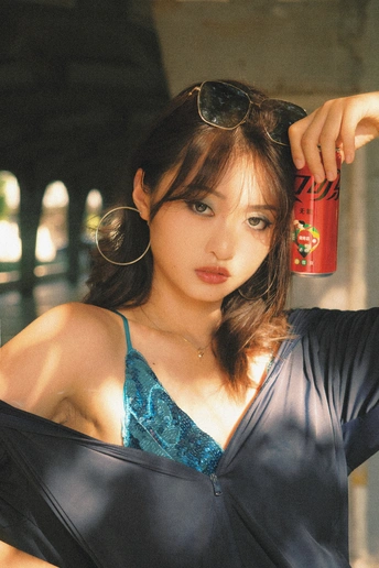 一个戴着墨镜拿着一罐汽水的年轻女子