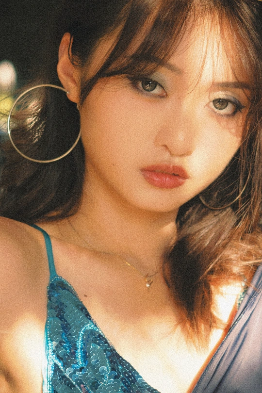 一个穿着蓝色连衣裙的年轻女子摆姿势