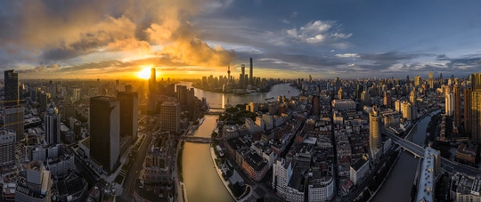 夕阳下的大城市和摩天大楼以及河流