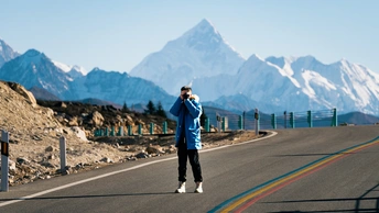 一个人站在高速公路上打电话