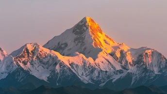 太阳照亮了山脉的雪峰