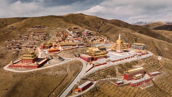城市和山丘上的修道院 aerial view