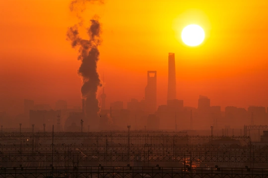太阳在城市的上空落下 天空中弥漫着烟雾和工业污染。