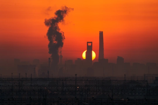 夕阳西下 一座工业城市上空升腾着烟雾。