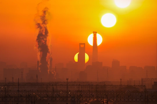 夕阳西下 天空中烟雾缭绕。