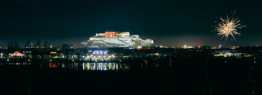 夜晚大型邮轮上空烟花绽放 熠熠生辉。