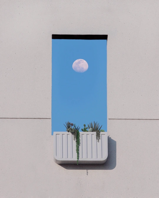 建筑上的一个窗户 蓝色的天空 满月