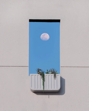 建筑上的一个窗户 蓝色的天空 满月