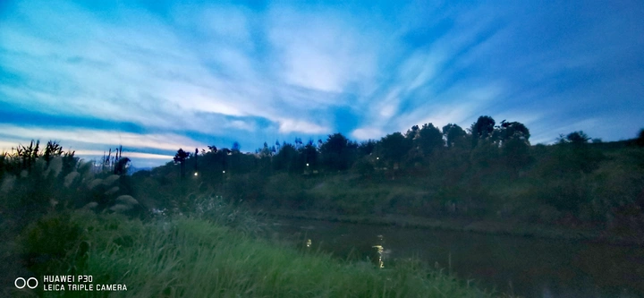 秋夜星火斑斓，灯光点点深蓝的海