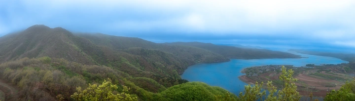 雨中的启贤山