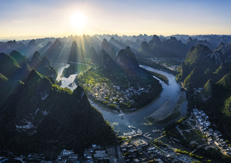 山谷中的河流、山脉和城市上的日出或日落