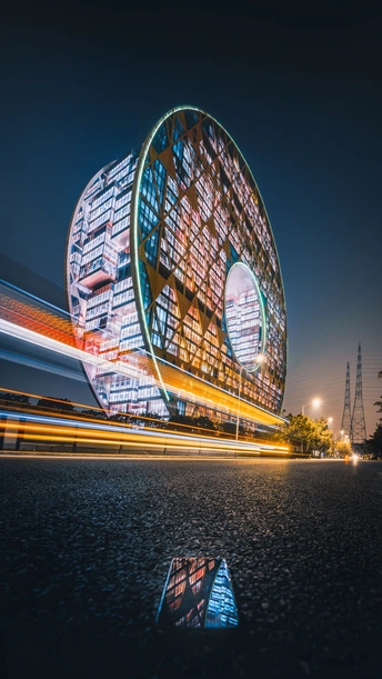 城市中的一栋大型建筑夜晚被点亮了。