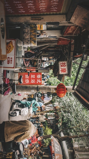 建筑物中的一个房间 上面有一堆标志