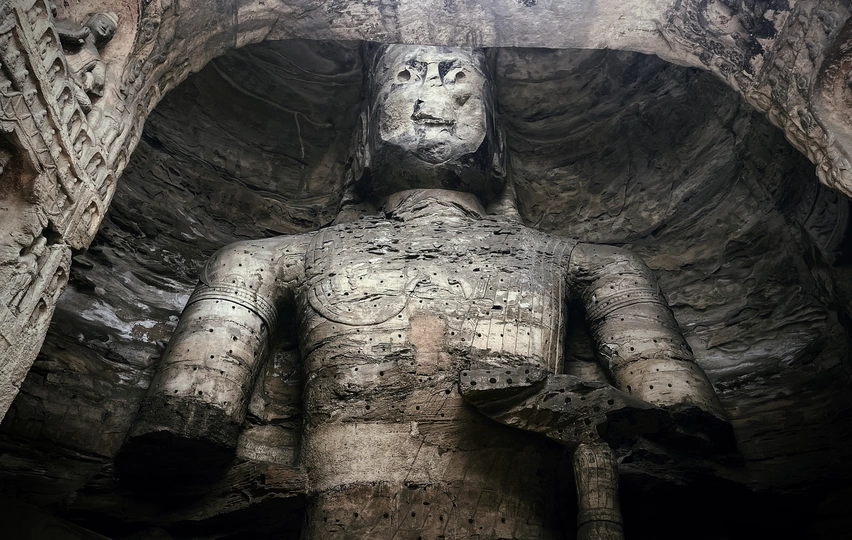 洞穴里有一座大型雕像