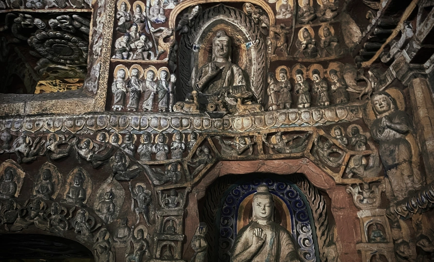 一座有着复杂雕刻和壁上雕像的大型建筑