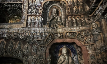 一座有着复杂雕刻和壁上雕像的大型建筑