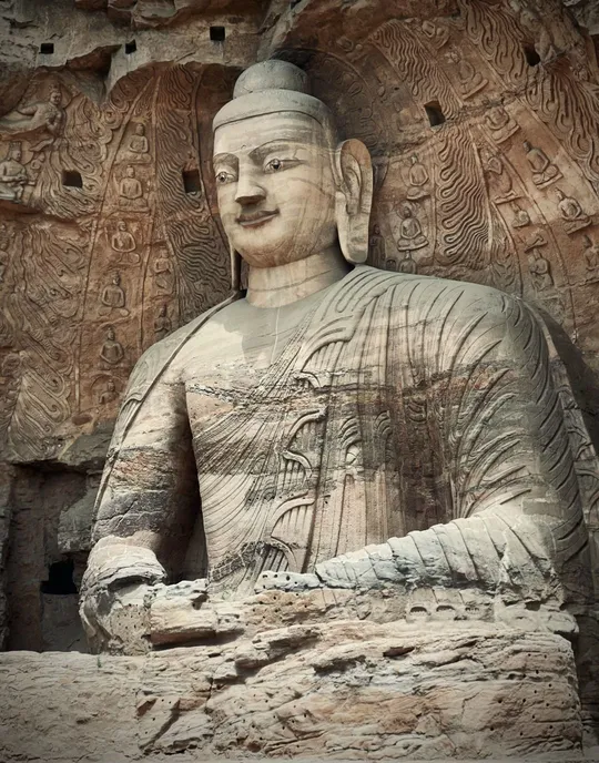 一个大型的雕像 作者在洞穴里。