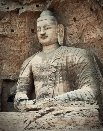 一个大型的雕像 作者在洞穴里。