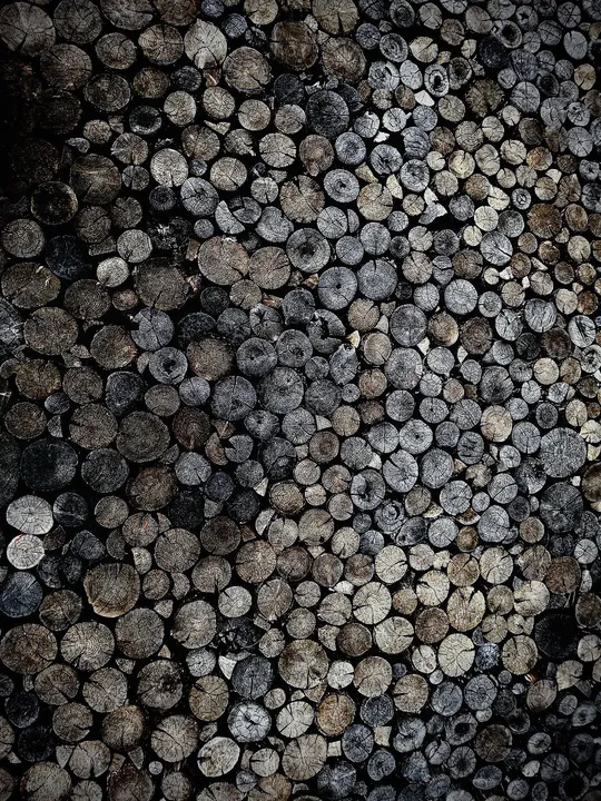 一堆木头坐在墙边