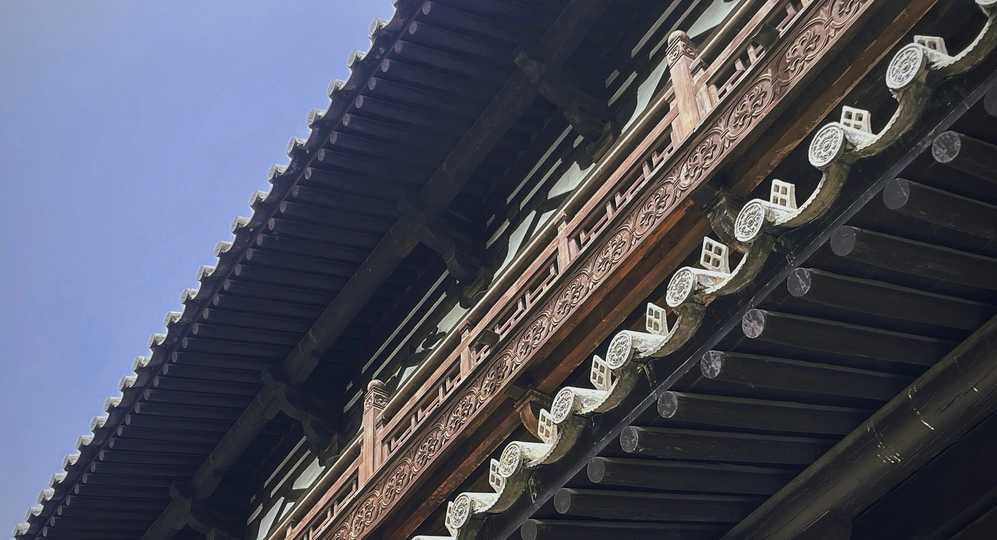 一座古老的砖楼 木屋顶 蓝天为背景