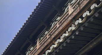 一座古老的砖楼 木屋顶 蓝天为背景