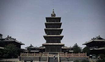 前方有一座建筑 后面有一座大佛塔。