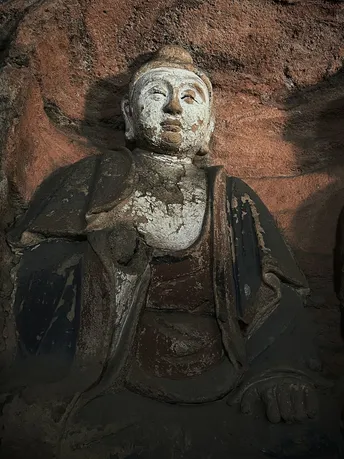 洞穴墙上的一尊有脸的雕像