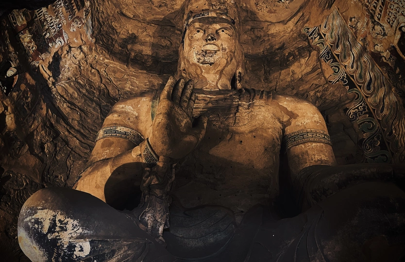 一尊佛像坐在大型洞穴里