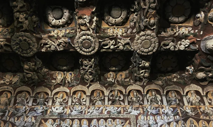 寺庙墙壁上的精细雕刻