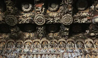 寺庙墙壁上的精细雕刻