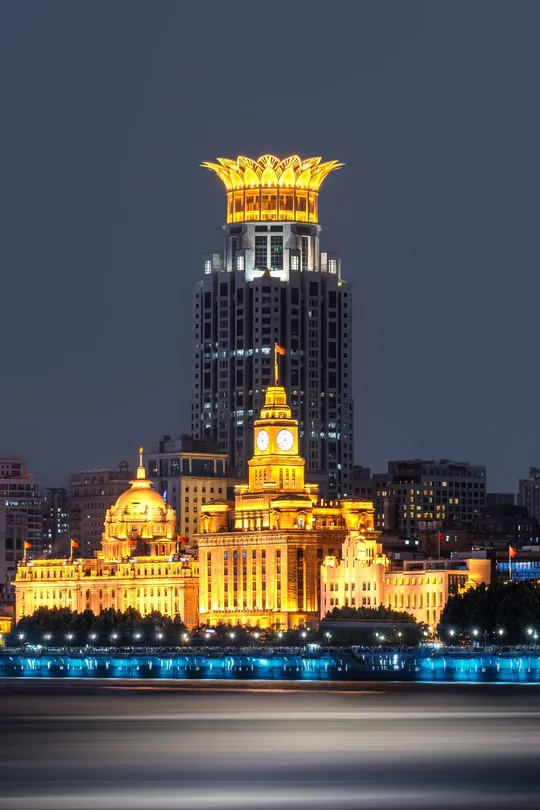 夜晚照亮了一座大型建筑