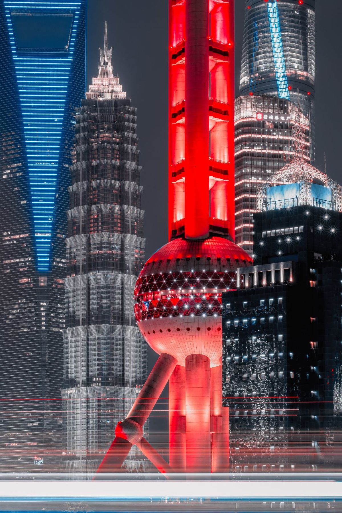 夜晚的城市 世界最高建筑的塔被点亮的红色。