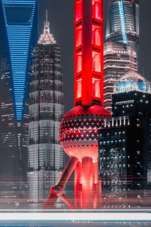 夜晚的城市 世界最高建筑的塔被点亮的红色。