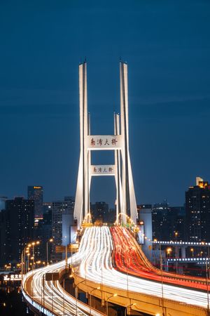 夜晚的城市 桥上亮着灯