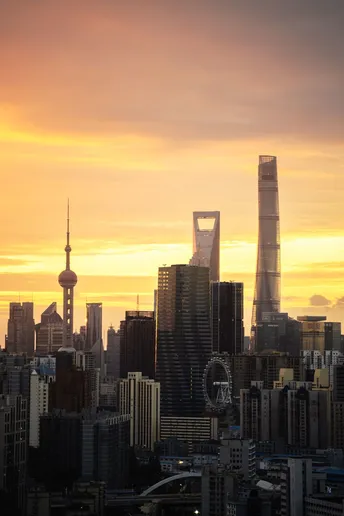 太阳落在了高楼大厦的城市天际线上