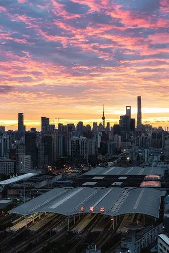 夕阳下的城市 太阳落山时映照在天际线上。