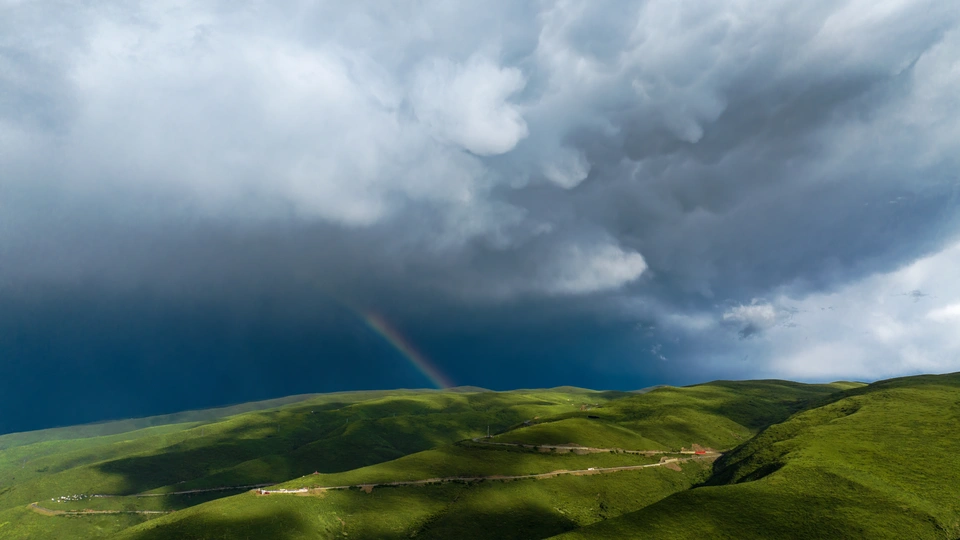 天上彩虹 绿山和山脉上白云