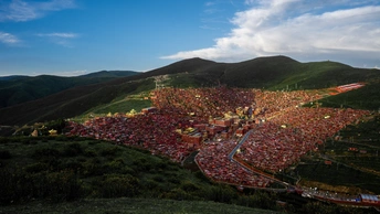 人群在山丘上俯瞰山谷