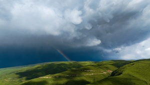 滚动的山丘景色 天空中彩虹