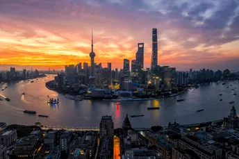 城市中的日落 有河流和建筑