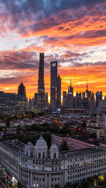 夕阳下的城市 太阳正在落下 前景中有建筑。