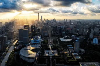 夕阳下城市的天际线 天空中云朵