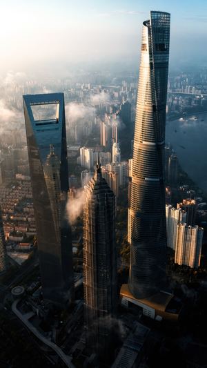 从世界上最高的建筑物的顶部拍摄的图片 一座位于雾气和云层之上的摩天大楼。