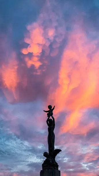 前面有一个多彩的天空 有一尊雕像。