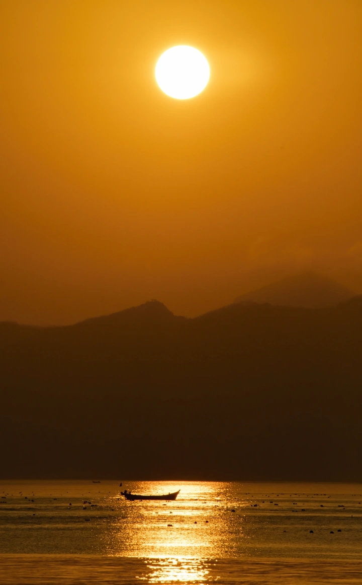 夕阳归舟