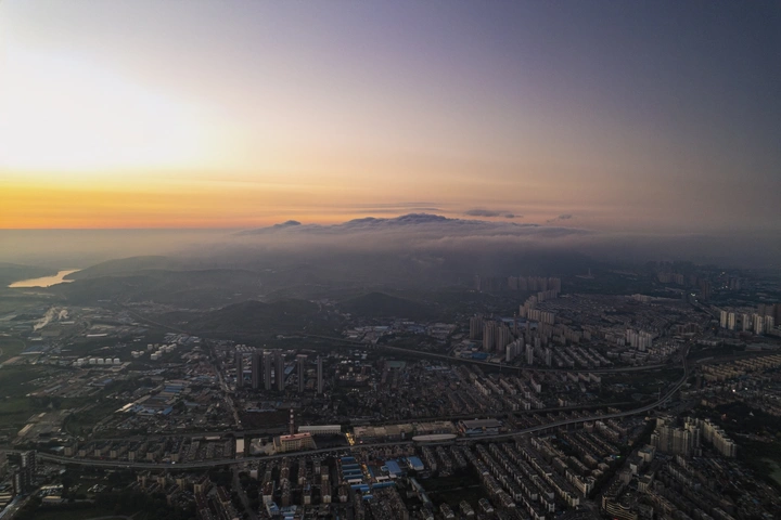 高空上面看日出