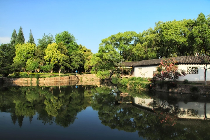 绿树阴浓夏日长，楼台倒影入池塘。