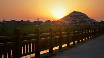 太阳落在了围墙后面的山后面。