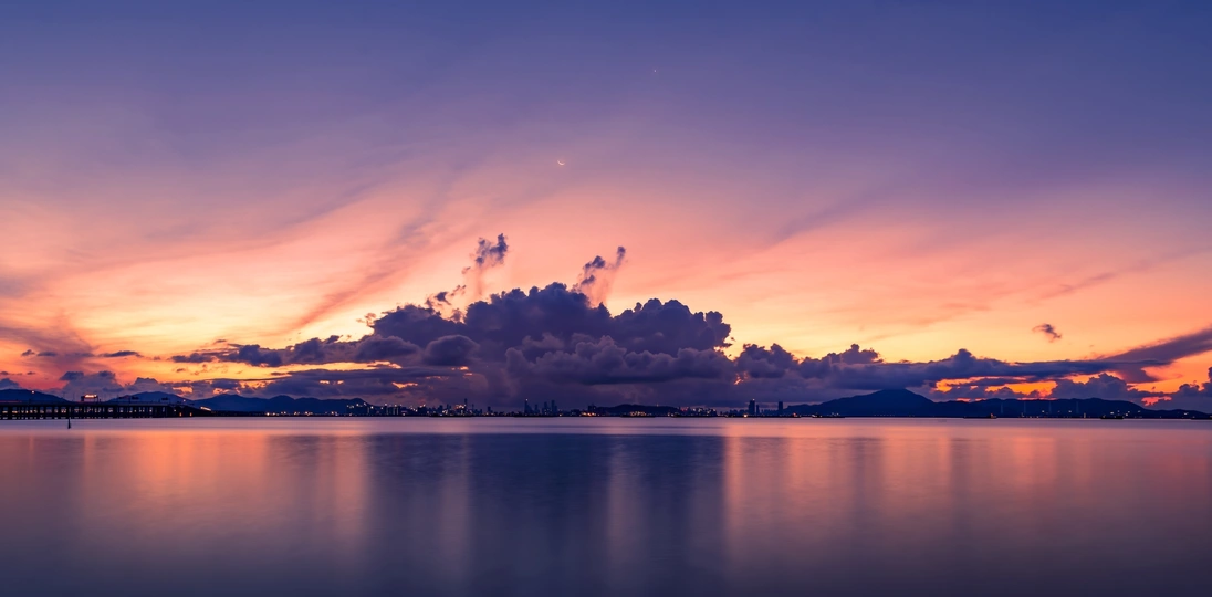 美丽的日出或日落在天空中有云的湖面上