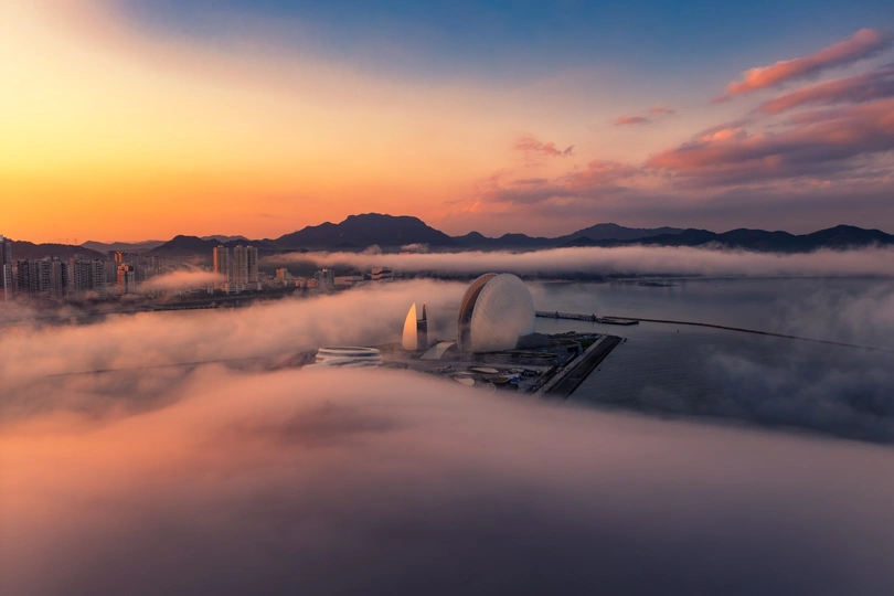 云海中的城市和天空中的山脉